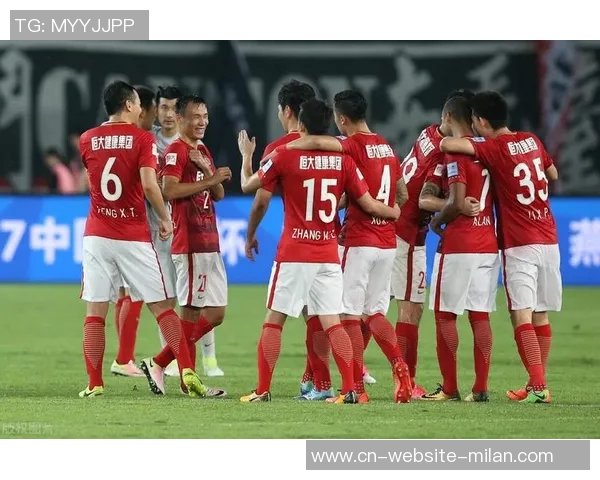 广州恒大与上海绿地申花激战正酣谁能在中超赛场上笑到最后